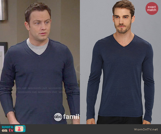 John Varvatos Pintuck Merino Wool Blend V-Neck Sweater in Oil Blue worn by Josh Kaminski (Jonathan Sadowski) on Young and Hungry