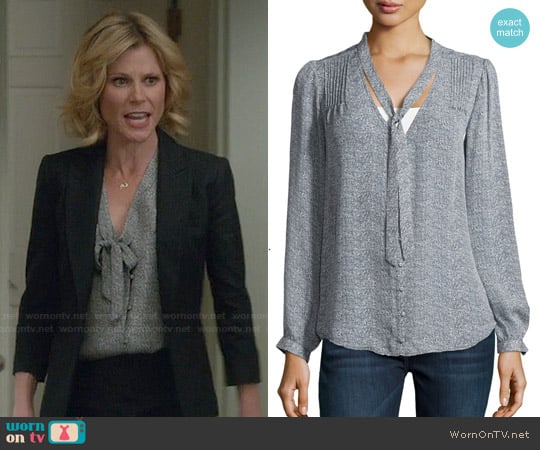 Joie Clarisse Silk Top in Dark Navy worn by Claire Dunphy (Julie Bowen) on Modern Family