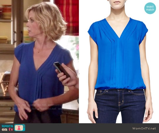 Joie Marcher Top worn by Claire Dunphy (Julie Bowen) on Modern Family