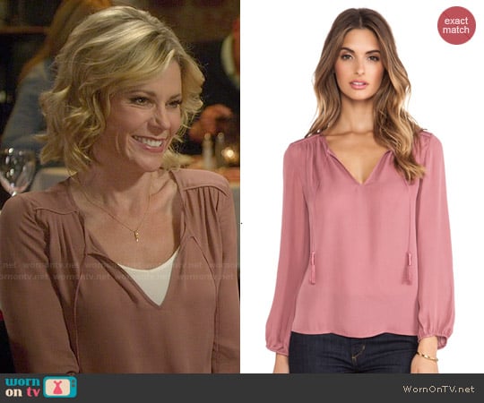 Joie Odelette Blouse in Rouge worn by Claire Dunphy (Julie Bowen) on Modern Family