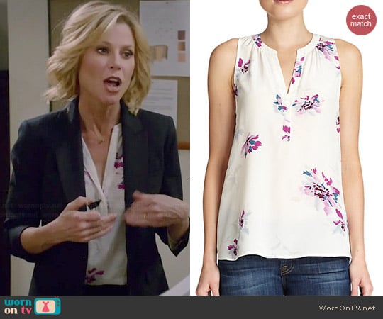 Joie Senia Floral Top worn by Julie Bowen on Modern Family