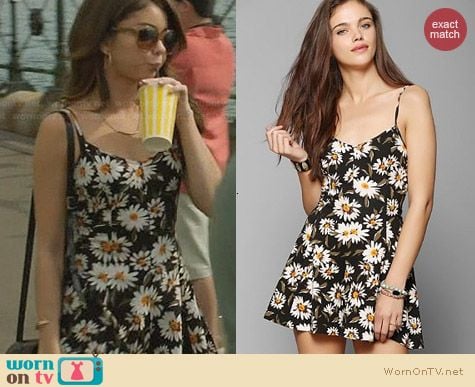 Kimchi Blue Bow Back Romper worn by Sarah Hyland on Modern Family