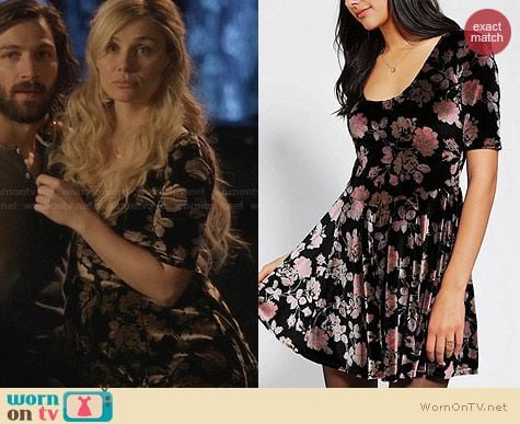 Kimchi Blue Velvet Skater Dress worn by Claire Bowen on Nashville