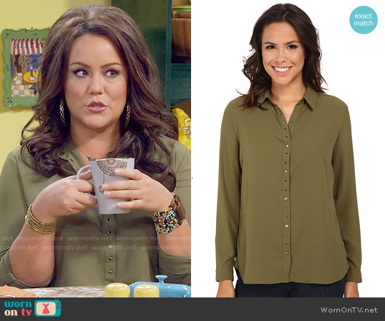 KUT From Kloth Lexi Top in Fir Green worn by Victoria Flynn (Katy Mixon) on Mike & Molly