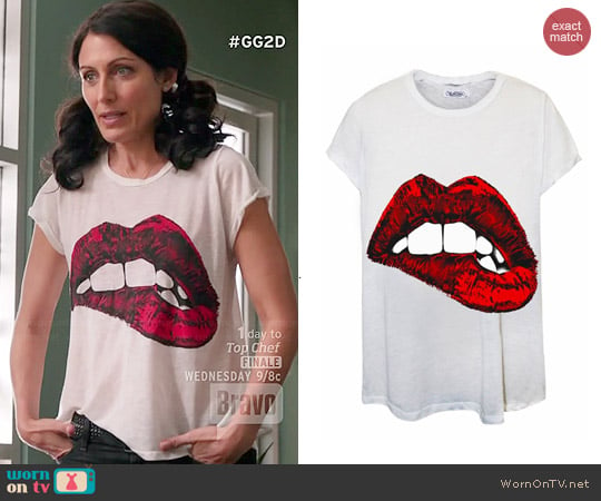 Lauren Moshi Edda Biting Vintage Tee worn by Lisa Edelstein on GG2D