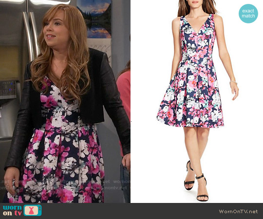 Lauren Ralph Lauren Floral Neoprene V-Neck Dress worn by Kristin Baxter (Amanda Fuller) on Last Man Standing