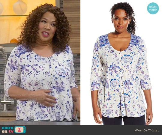 Lucky Brand Floral Border Top worn by Yolanda (Kym Whitley) on Young and Hungry