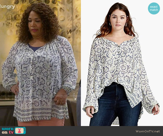 Lucky Brand Paisley Border Printed Top worn by Yolanda (Kym Whitley) on Young and Hungry