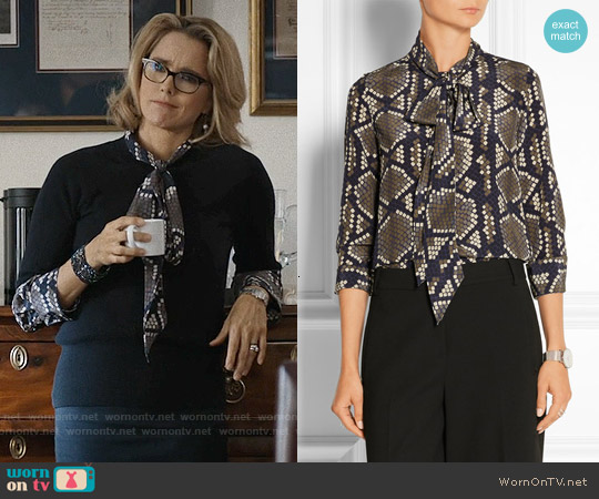 Marc Jacobs Pussy-bow snake-print silk-crepe blouse worn by Elizabeth McCord (Téa Leoni) on Madam Secretary