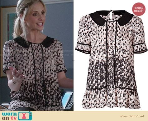 Marc by Marc Jacobs Isa Top worn by Sarah Michelle Gellar on The Crazy Ones