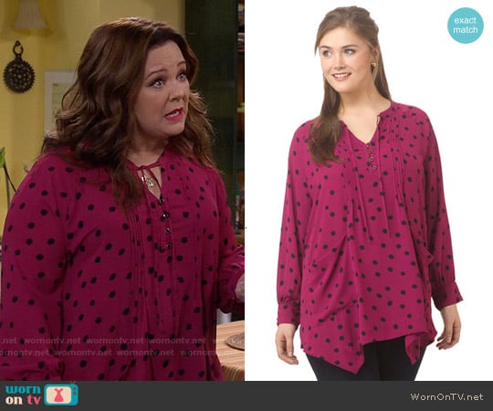 Melissa McCarthy Seven7 Pintuck Sharkbite Top in Splattered Dots worn by Molly Flynn (Melissa McCarthy) on Mike & Molly