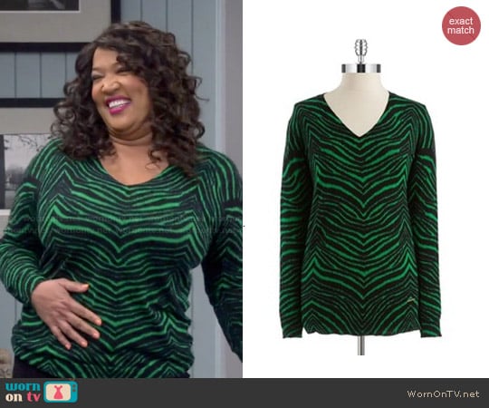 MICHAEL Michael Kors Green Zebra Print V-neck Sweater worn by Yolanda (Kym Whitley) on Young and Hungry