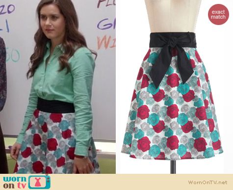 Mindy Project Fashion: Modcloths Garden Glory Skirt worn by Zoe Jarman