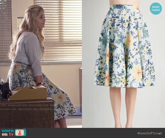 ModCloth Library in Love Skirt worn by Alison DiLaurentis (Sasha Pieterse) on Pretty Little Liars