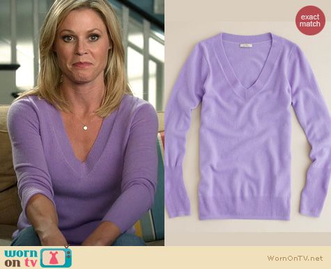 Modern Family Fashion: J. Crew Collection Cashmere Purple V-neck sweater worn by Julie Bowen