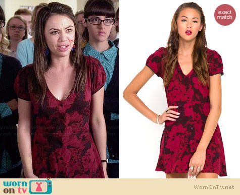 Motel Tahnee Tea Dress in Floral Maroon worn by Janel Parrish on PLL