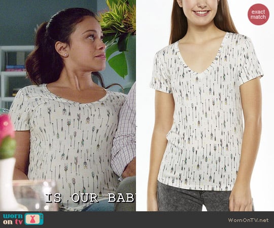 Mudd Basic V-Neck Tee in Egret Arrow worn by Jane Villanueva (Gina Rodriguez) on Jane the Virgin