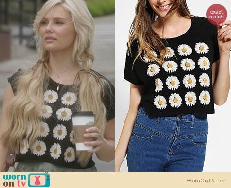 Nashville Fashion: Urban Outfitters Daisy Cropped Tee worn by Claire Bowen