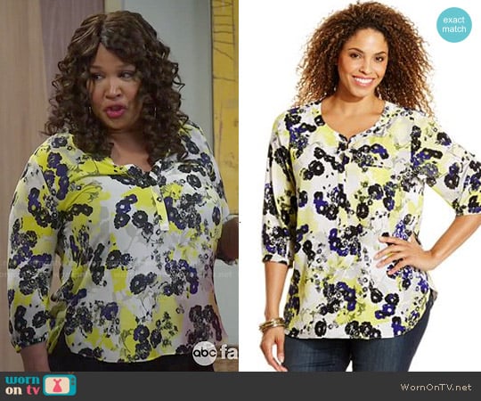 NYDJ Plus Size Printed Blouse worn by Yolanda (Kym Whitley) on Young and Hungry