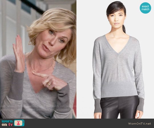 Rag & Bone Jessica Sweater worn by Claire Dunphy (Julie Bowen) on Modern Family