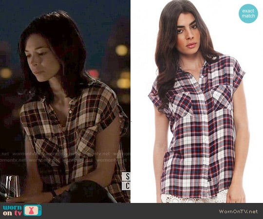 Rails Britt Shirt in White Navy Red worn by Catherine Chandler (Kristin Kreuk) on Beauty and the Beast