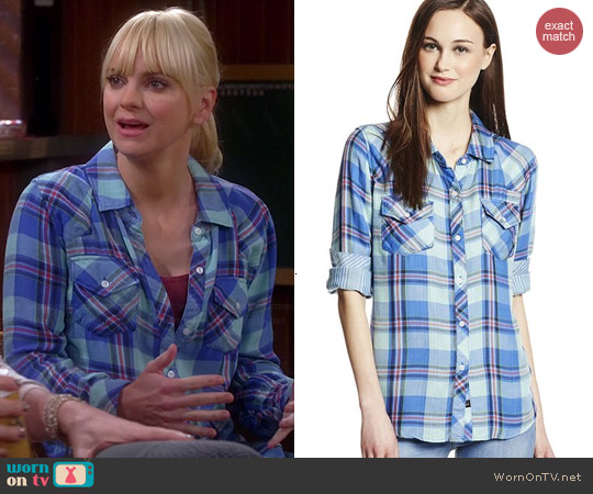 Rails Kendra Shirt in Mint Pastel worn by Anna Faris on Mom