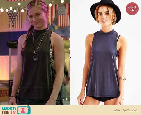 Silence & Noise Joanna Mock-Neck Muscle Tee worn by Rita Volk on Faking It