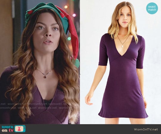 Silence + Noise Rib Knit Deep V Dress worn by Nora (Scarlett Byrne) on The Vampire Diaries