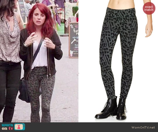 Talula Manhattan Leggings in Argentique/Black worn by Alanna Ubach on GG2D