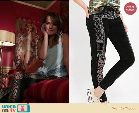 The Client List Fashion: Urban Outfitters BDG Scarf Embroidered jeans worn by Laura Leigh