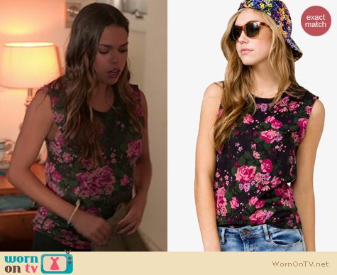 The Vineyard Fashion: Forever 21 Distressed Rose Muscle Tee worn by Sophi Alvarez