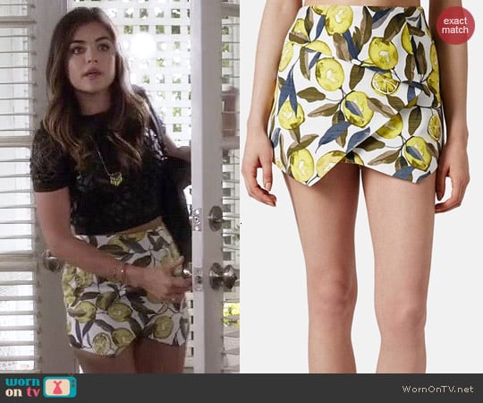 Topshop Lemon Print Skort worn by Aria Montgomery (Lucy Hale) on Pretty Little Liars