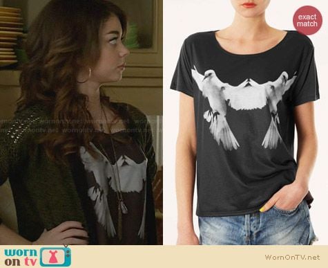 Topshop Photo Dove tee worn by Sarah Hyland on Modern Family