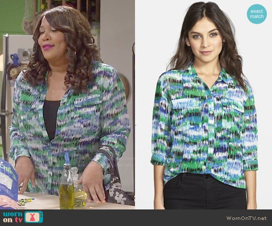 Two by Vince Camuto Print Utility Shirt in Lush Green worn by Yolanda (Kym Whitley) on Young and Hungry