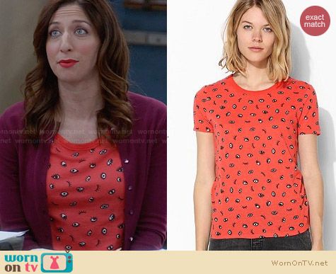 UO Printed Crew Neck Tee in Red worn by Chelsea Peretti on Brooklyn99