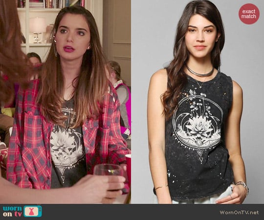 Urban Outfitters Black Moon and Flowers Tee worn by Xanthippe (Dylan Gelula) on Unbreakable Kimmy Schmidt