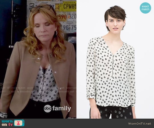 Zara Piped Long Sleeve Printed Top with Front Zip worn by Kathryn Kennish (Lea Thompson) on Switched at Birth