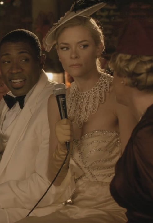 Lemon's pearl necklace and fascinator at the turtle race on Hart of Dixie