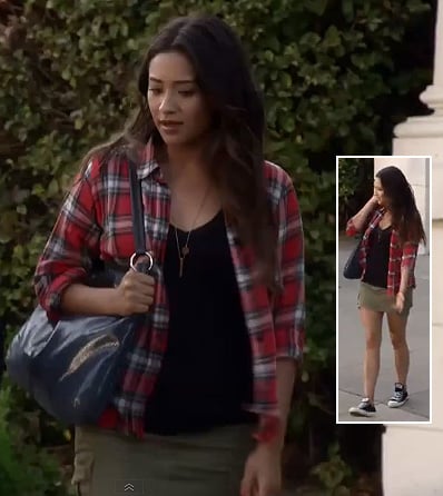 Emily's red plaid shirt and blue handbag on Pretty Little Liars