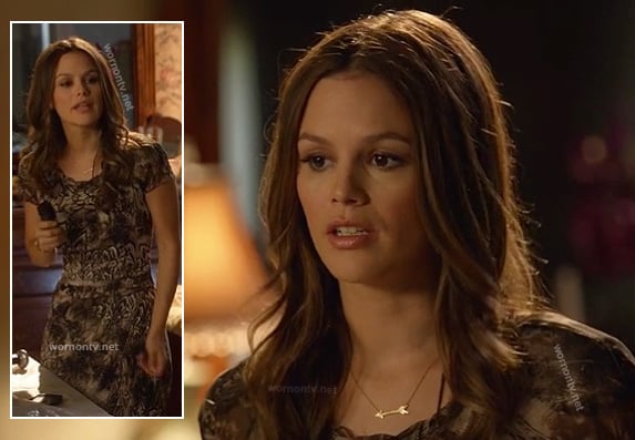 Zoe Hart's gold arrow necklace on Hart of Dixie season 2