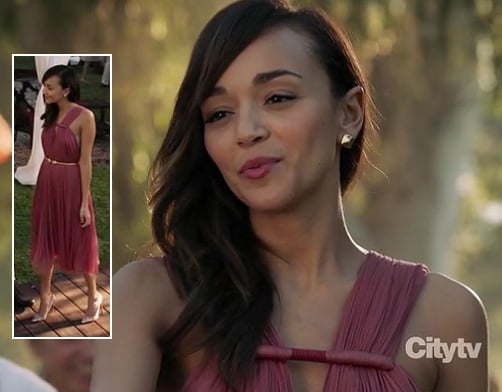 Ashley's pink dress and gold square earrings on Revenge