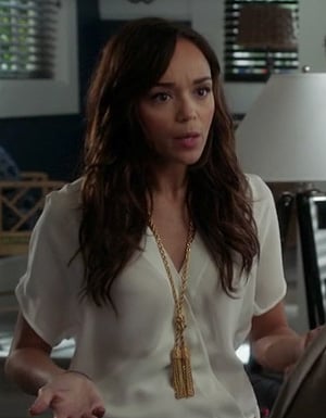 Ashley's white v-neck blouse and gold knot and tassle necklace on Revenge