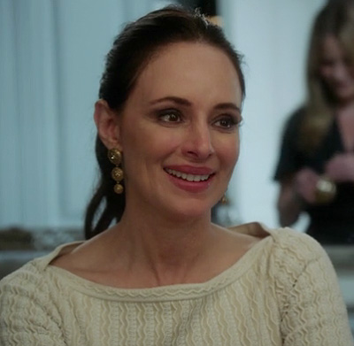 Victorias lace boat neck dress and gold circular earrings on Revenge