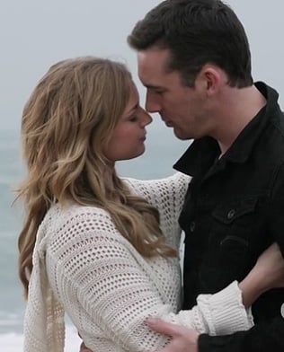 Emily's white crochet hooded sweater on Revenge