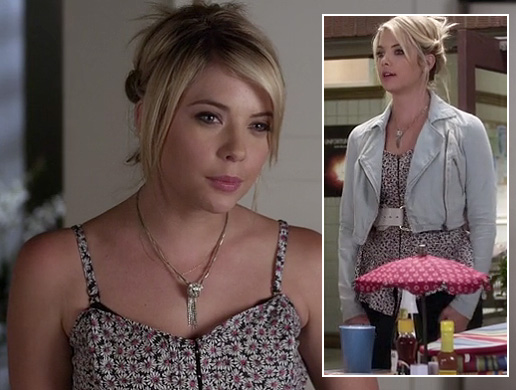 Hanna's daisy print top with black and white belt and cropped denim jacket on Pretty Little Liars