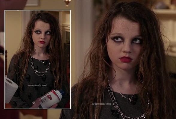 Dorrit's grey and black skull print sweater and star necklace on The Carrie Diaries