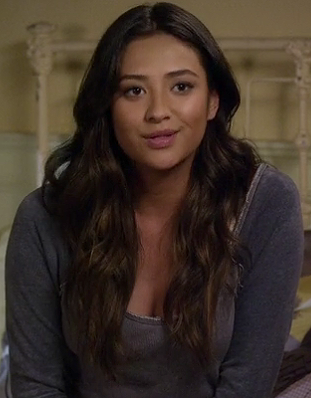 Emily's grey baseball style tee on Pretty Little Liars