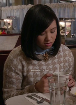 Jill/Mouse's beige houndstooth sweater on The Carrie Diaries