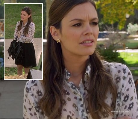 Zoe's white/black floral shirt and gold horseshoe earrings on Hart of Dixie