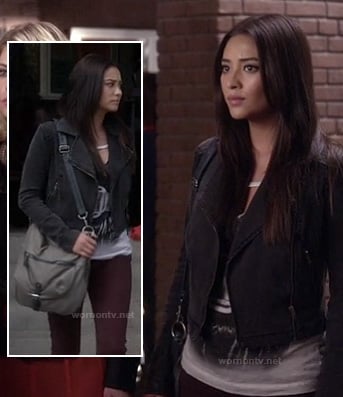 Emily's black denim jacket, white graphic tee and grey bag on Pretty Little Liars